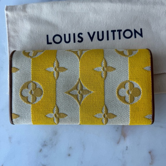 SOLD Louis Vuitton Canvas Capucines Wallet - Picture 7 of 16